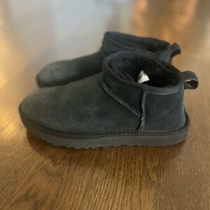 Black Ugg Mini, Size 7